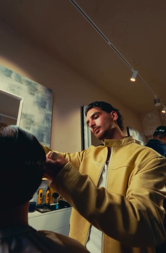 Barber van Woenie's aan het werk in de zaak