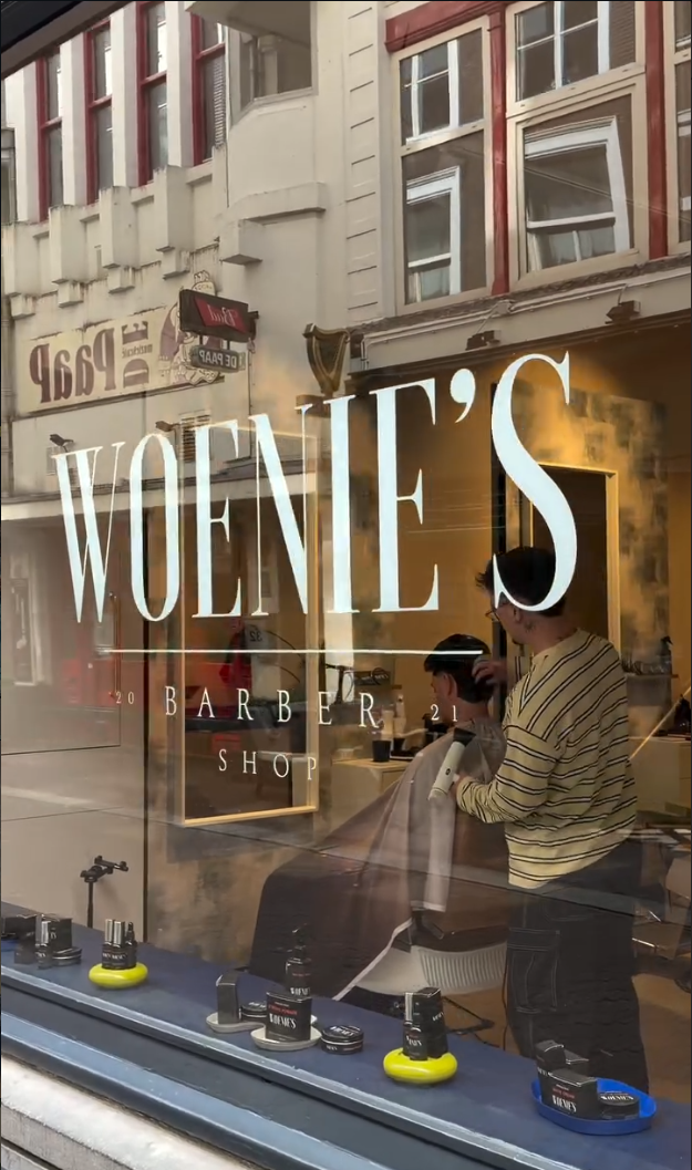 De etalage van Woenie's Barbershop aan de Papestraat in Den Haag